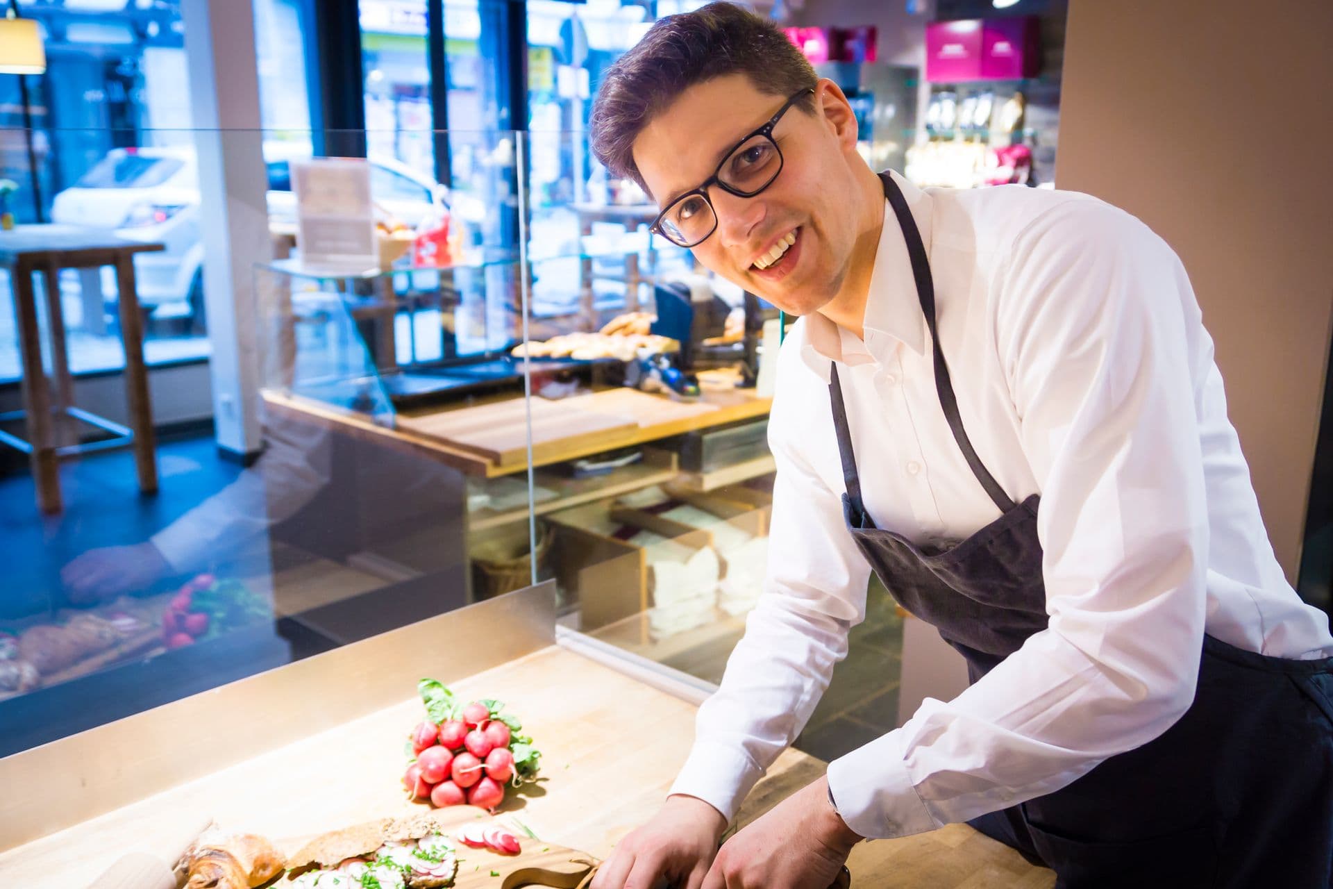 Entertheker Team vor der Theke